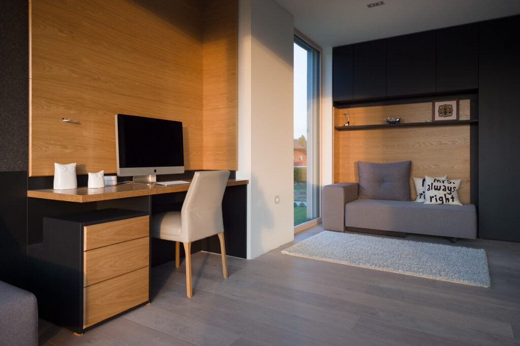 pisalna miza s kavčem