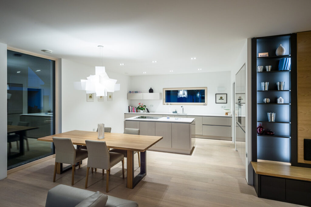 kuhinja z jedilno mizo nočna slika