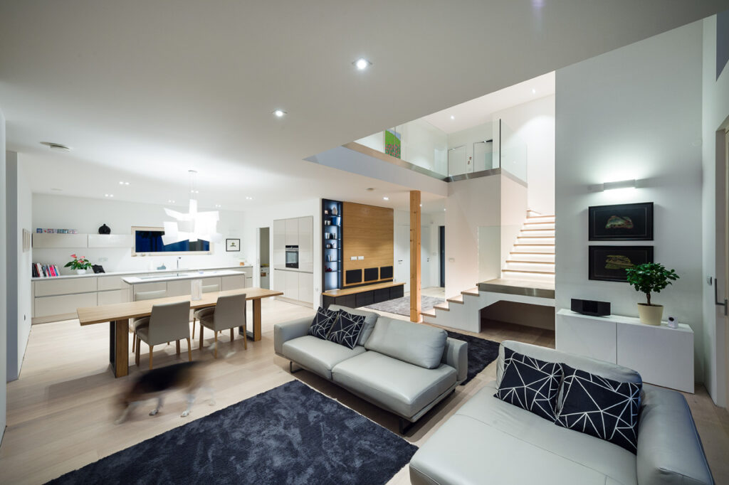 kuhinja z jedilno mizo in dnevna soba nočna slika