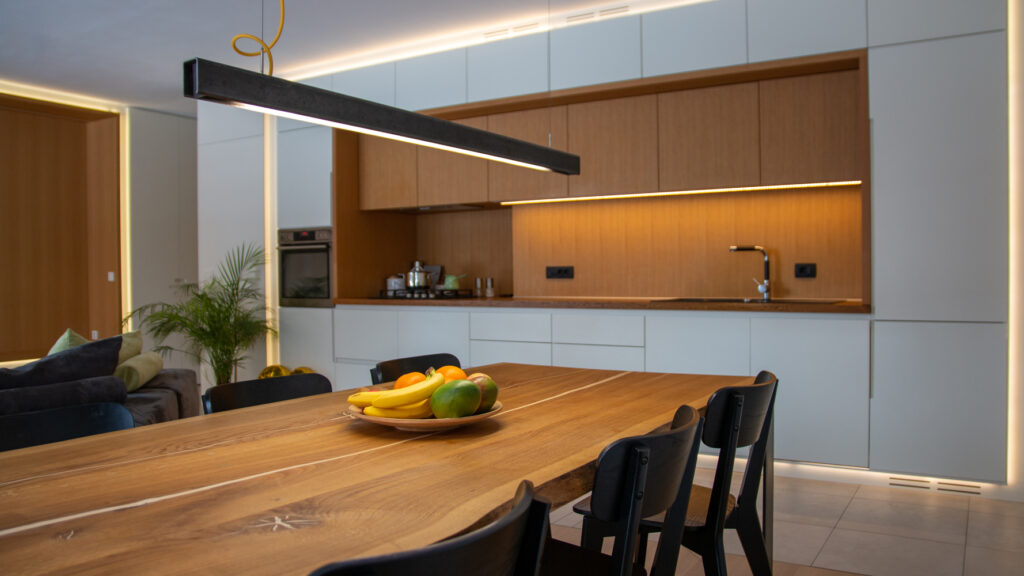 kuhinja z jedilno mizo