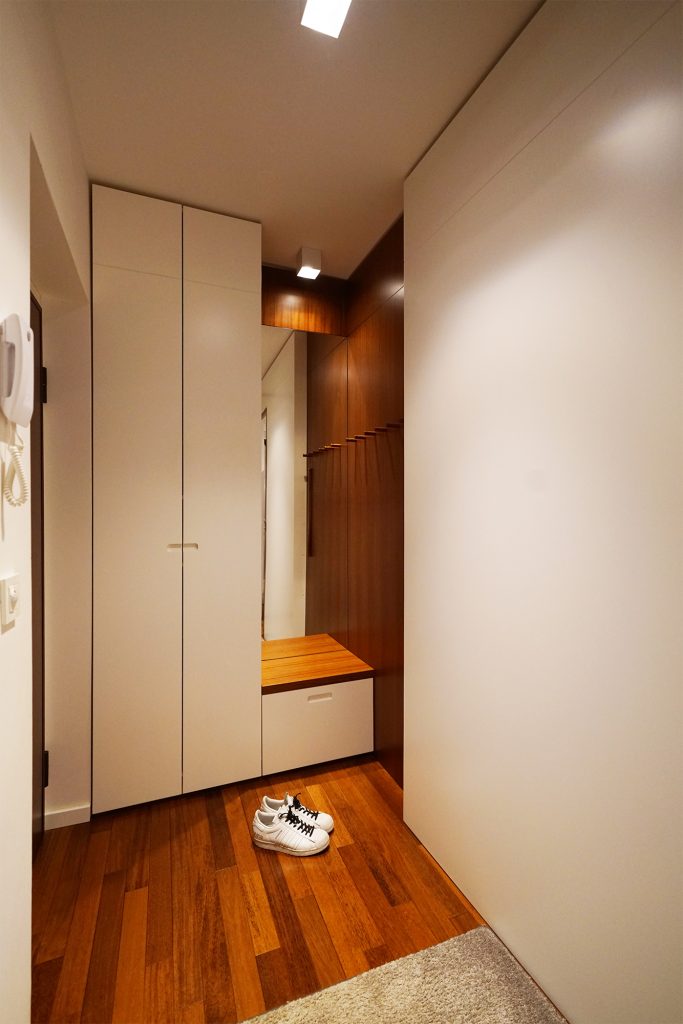 omara pri vhodu v stanovanje