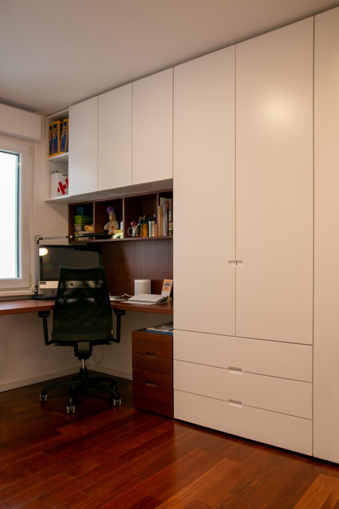 pisalna miza z omarami