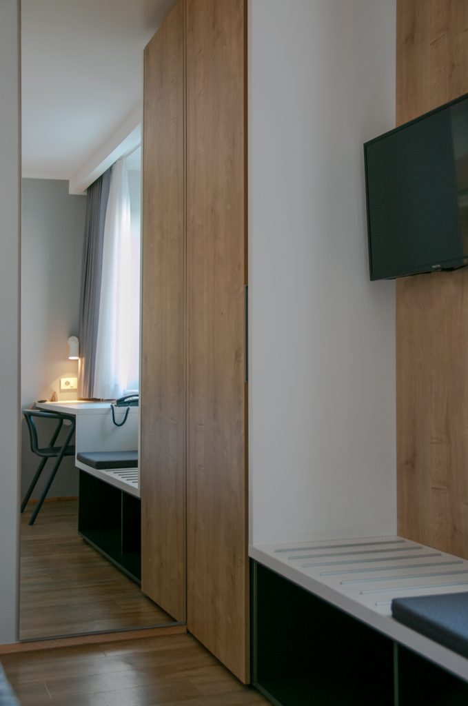 odlagalnik s pisalno mizo