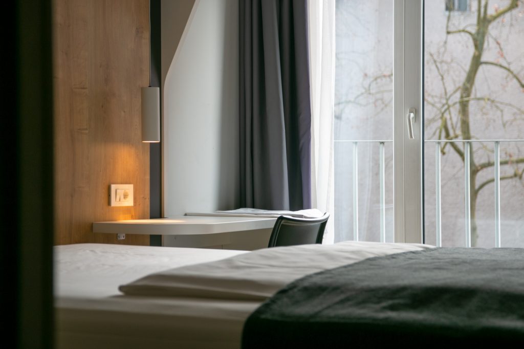 pisalna miza M hotel