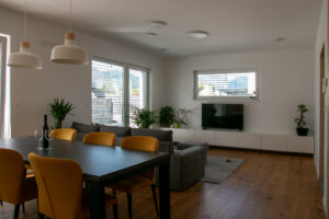 dnevna soba in jedilna miza